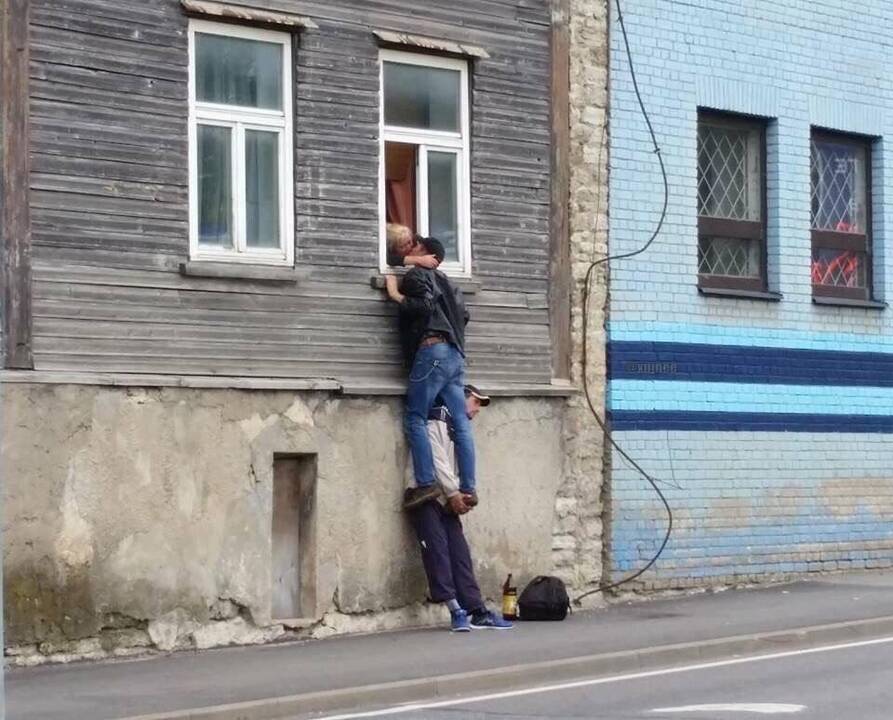 Meilei ribų nėra: akrobatinis bučinys sužavėjo internautus