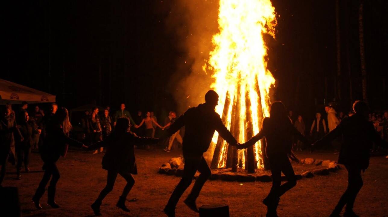 Magija: tikėta, kad švenčių išvakarėse surinkti žolynai turi stebuklingų gydančių galių, o iš 9 ar 12 augalų nupinti vainikai padeda nuspėti ateitį.
