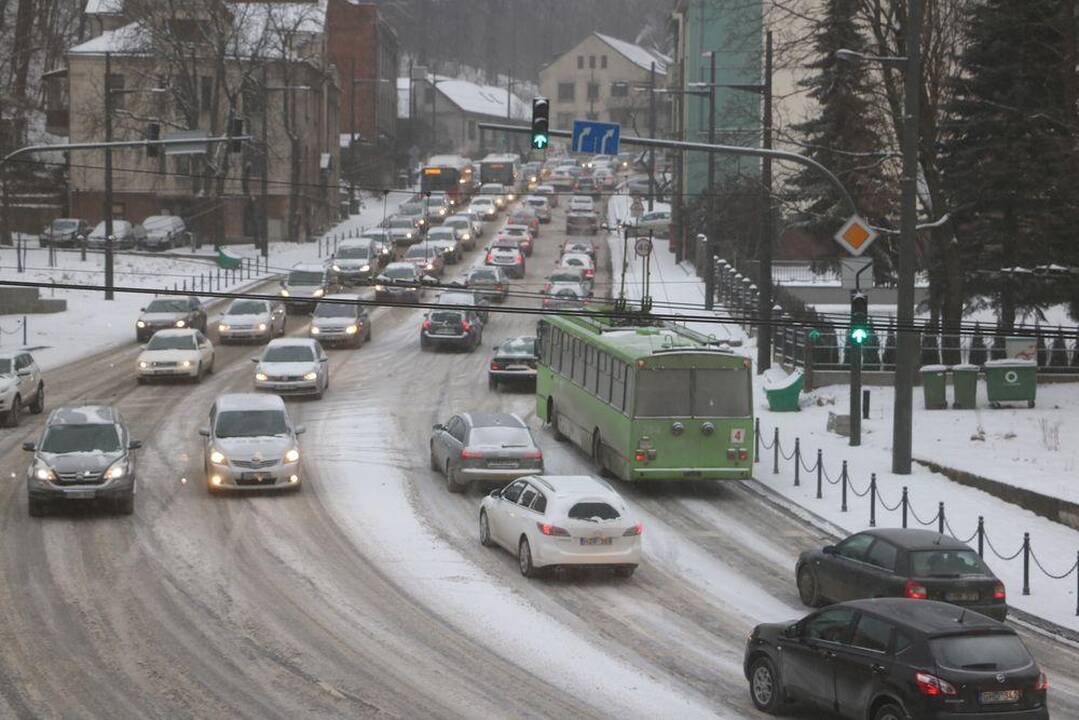 Įspėjimas vairuotojams: Kaune eismą paralyžiuoja sniegas ir avarijos