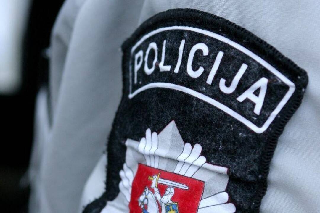 Smurtautojo nesulaikiusi pareigūnė stos prieš teismą