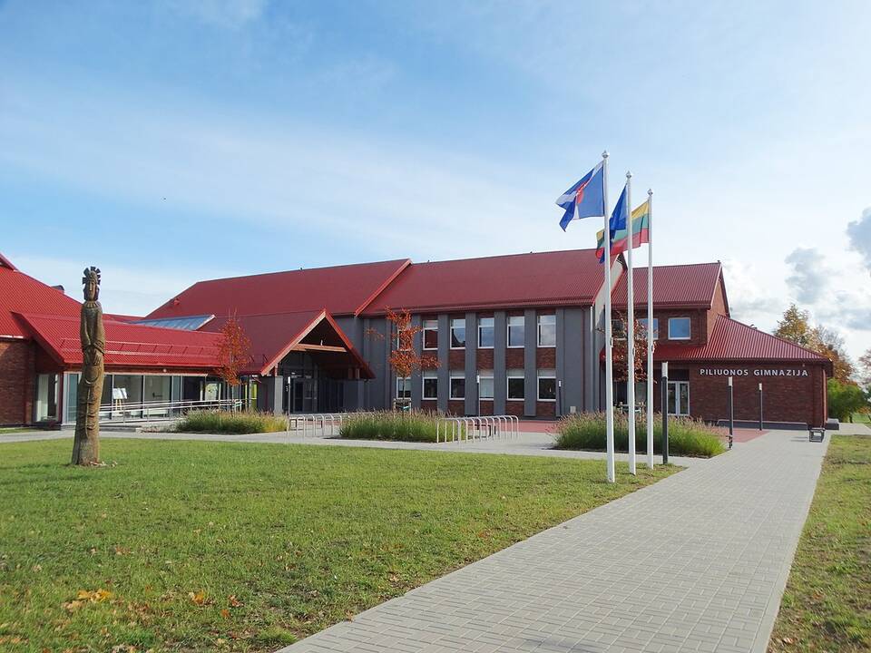 Svarba: Piliuonos gimnazija yra viso kaimo traukos centras.