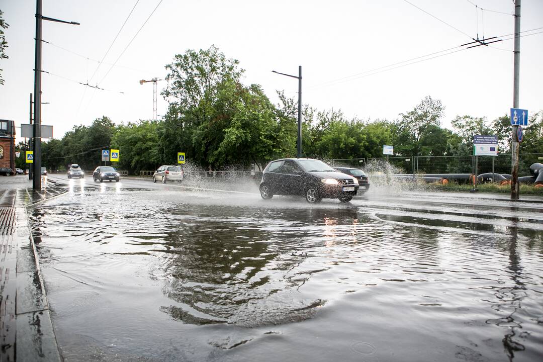 Po alinančios kaitros Kauną nuplovė liūtis