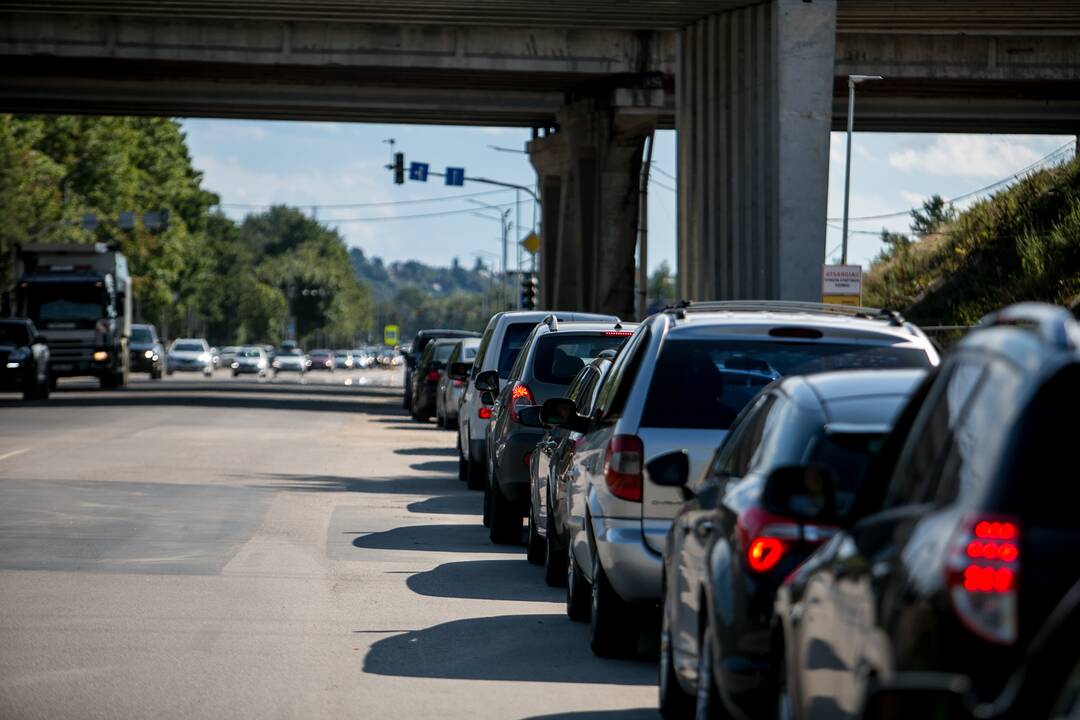 Prie mobilaus patikros punkto Kaune – milžiniška automobilių eilė