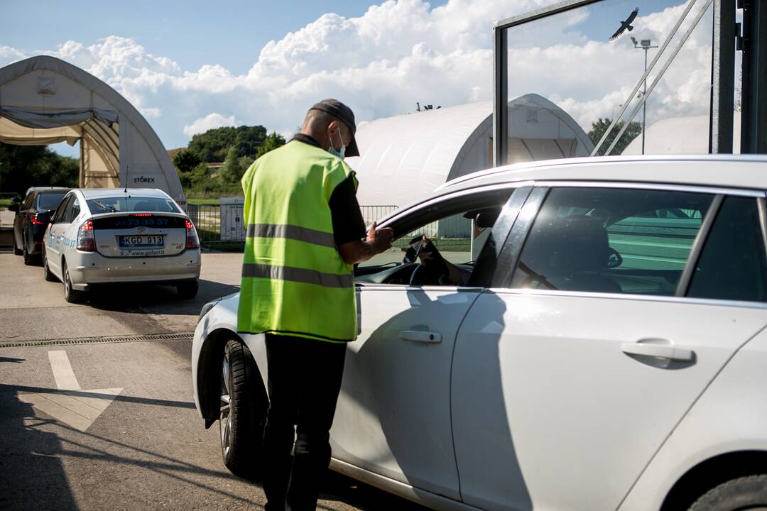 Prie mobilaus patikros punkto Kaune – milžiniška automobilių eilė