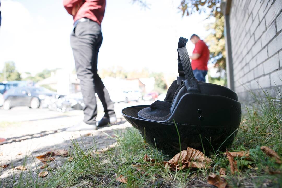 Apsivertė motociklą vairavęs karo policininkas: prireikė skubios medikų pagalbos