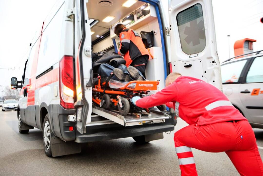 Avarija Taikos prospekte: dvi moteris teko vaduoti iš suniokoto automobilio