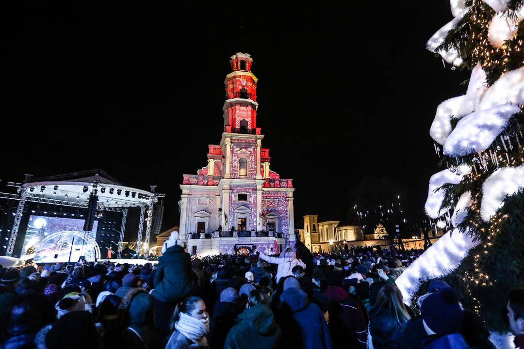 Rotušės aikštėje įžiebta įspūdinga Kalėdų eglė