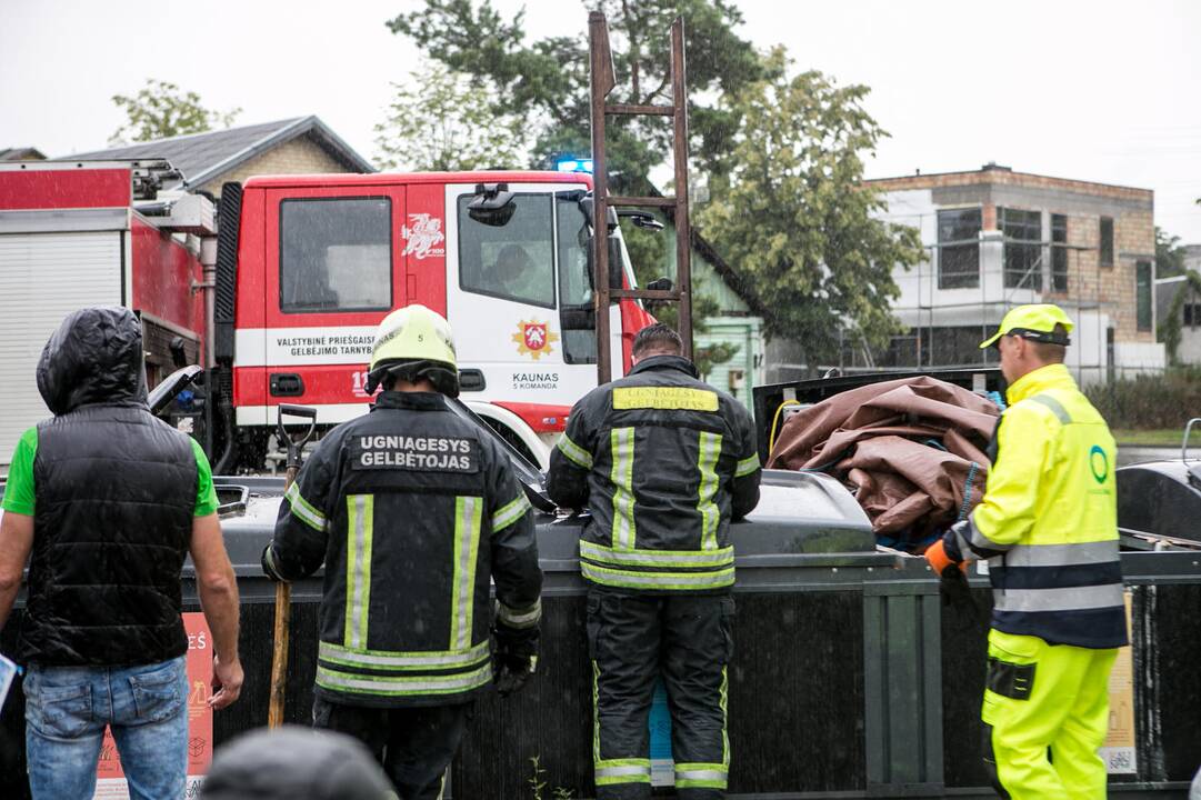 Bevaisė į konteinerį išmesto šunelio gelbėjimo operacija