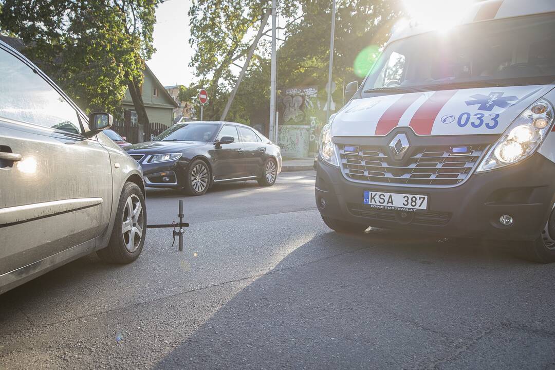Judriame prospekte – elektrinio paspirtuko ir BMW akistata