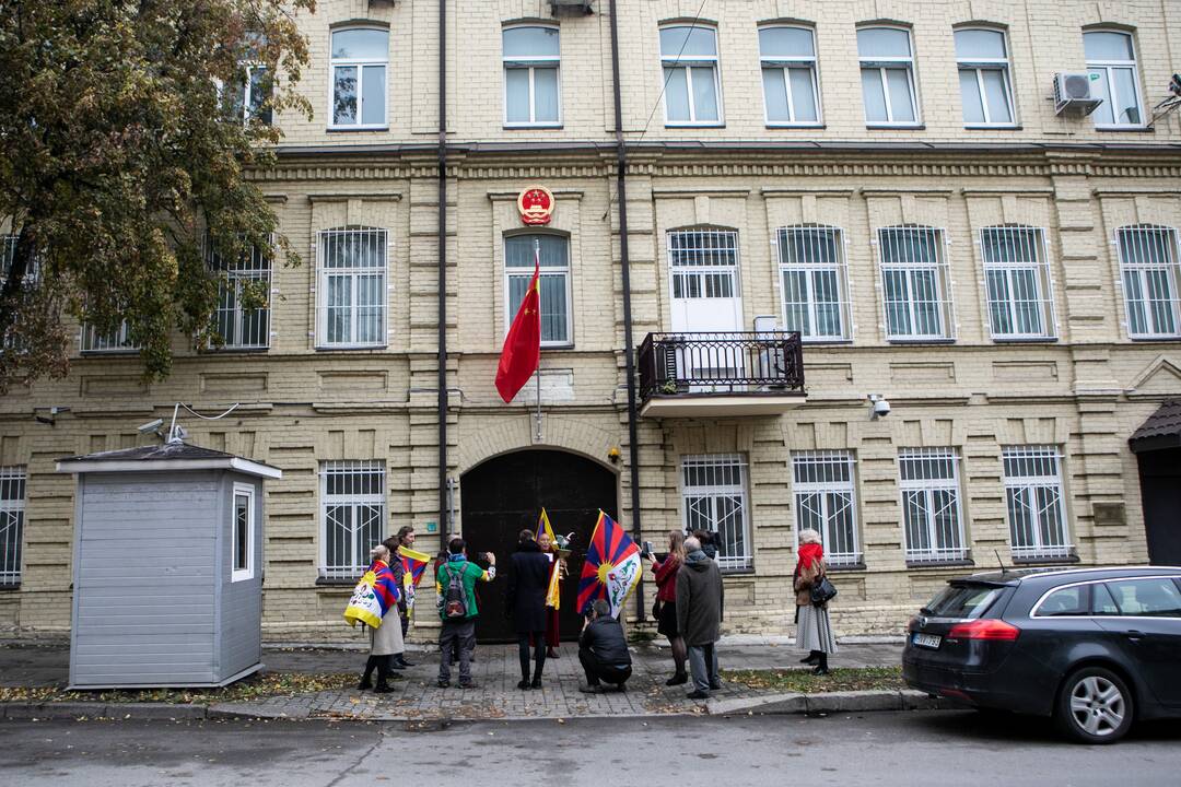 Vilniuje pasidarbavo chuliganai: išpaišyta Kinijos ambasados siena