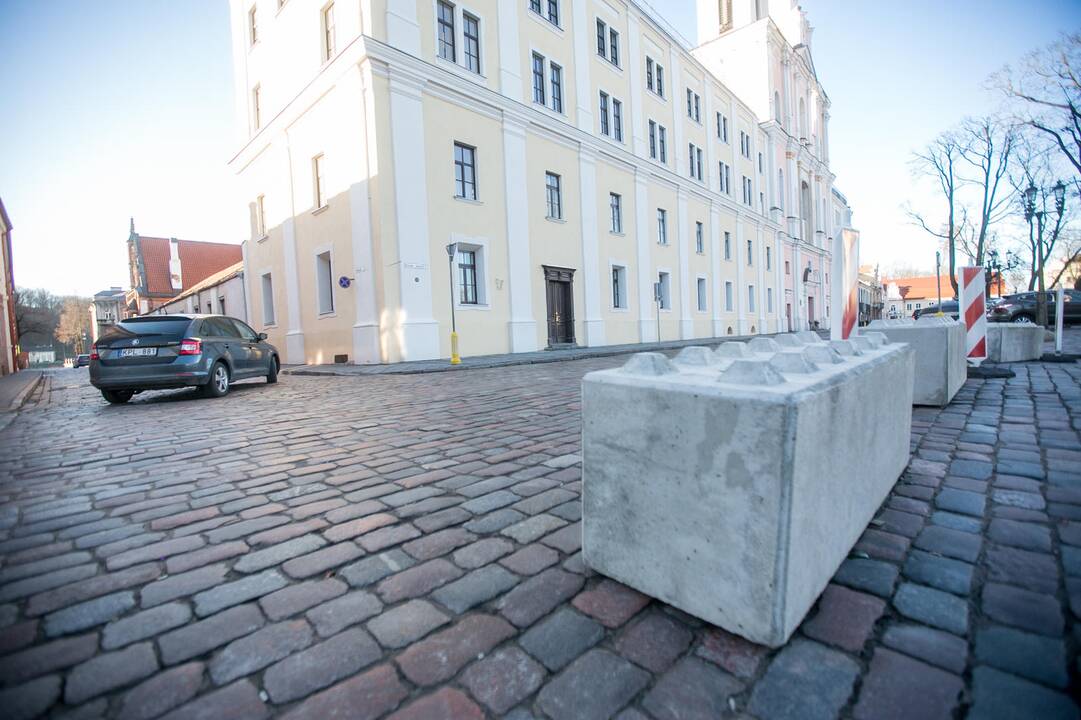Laikina: kol kas pravažiuoti neleidžia betoniniai blokai, bet juos žadama pakeisti gėlių vazonais.