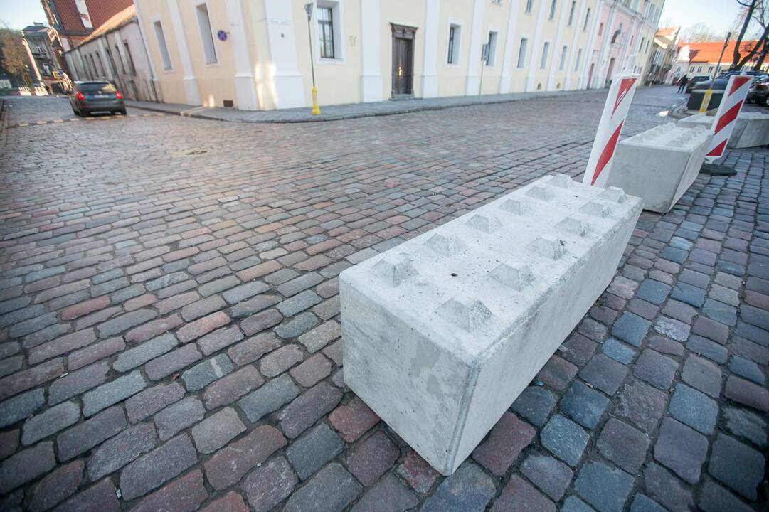Laikina: kol kas pravažiuoti neleidžia betoniniai blokai, bet juos žadama pakeisti gėlių vazonais.