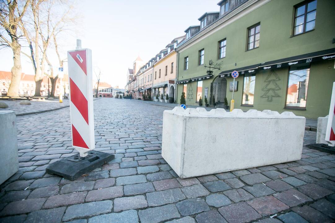 Laikina: kol kas pravažiuoti neleidžia betoniniai blokai, bet juos žadama pakeisti gėlių vazonais.