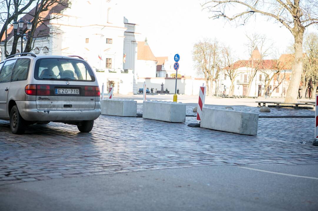 Laikina: kol kas pravažiuoti neleidžia betoniniai blokai, bet juos žadama pakeisti gėlių vazonais.