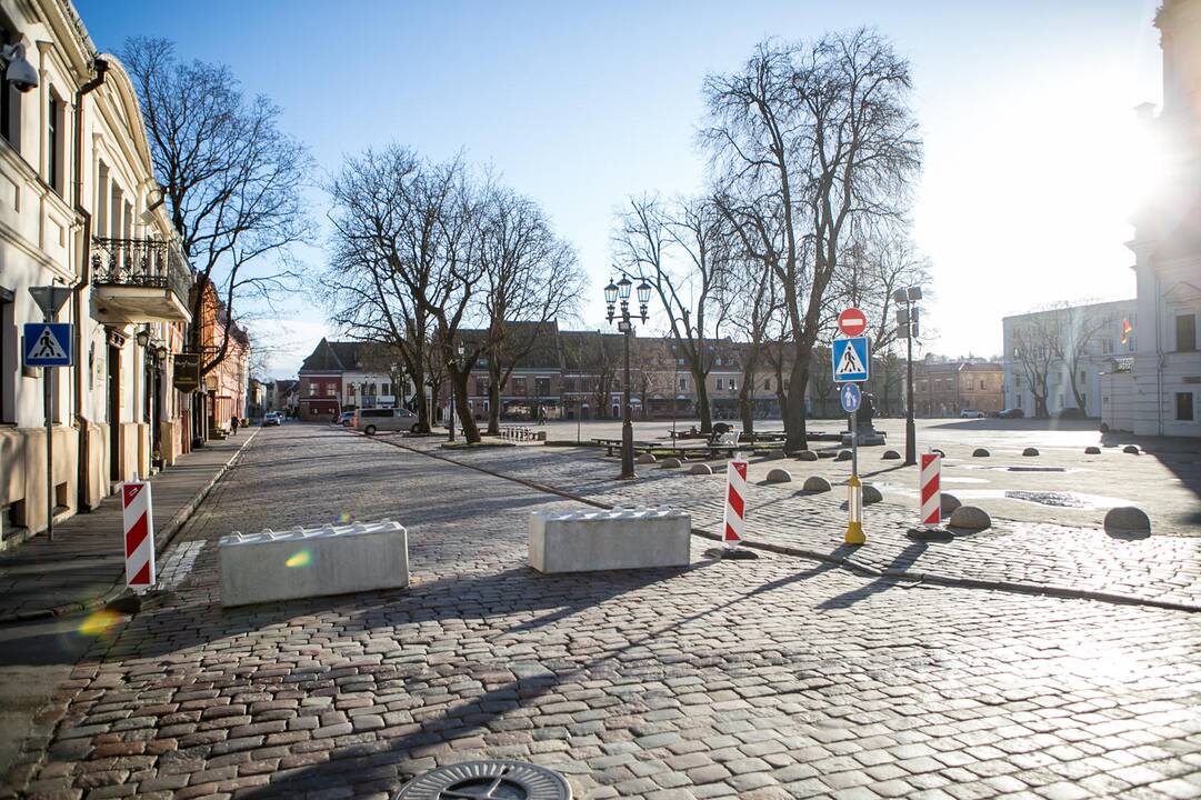 Laikina: kol kas pravažiuoti neleidžia betoniniai blokai, bet juos žadama pakeisti gėlių vazonais.