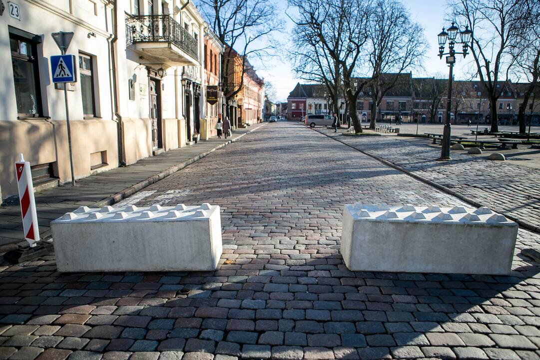 Laikina: kol kas pravažiuoti neleidžia betoniniai blokai, bet juos žadama pakeisti gėlių vazonais.