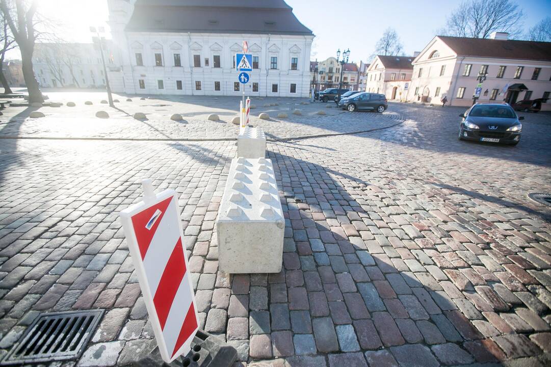 Laikina: kol kas pravažiuoti neleidžia betoniniai blokai, bet juos žadama pakeisti gėlių vazonais.