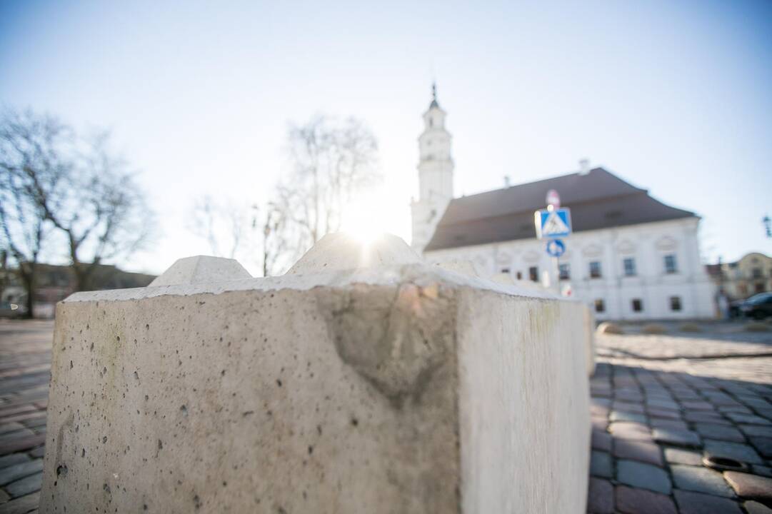 Laikina: kol kas pravažiuoti neleidžia betoniniai blokai, bet juos žadama pakeisti gėlių vazonais.