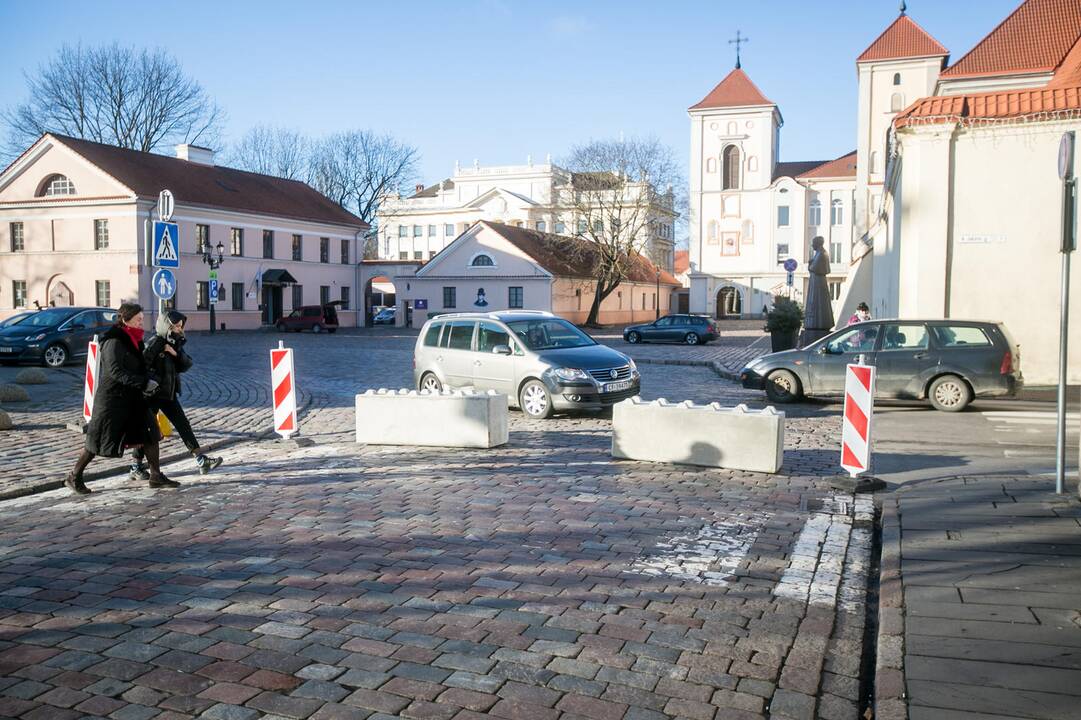 Laikina: kol kas pravažiuoti neleidžia betoniniai blokai, bet juos žadama pakeisti gėlių vazonais.