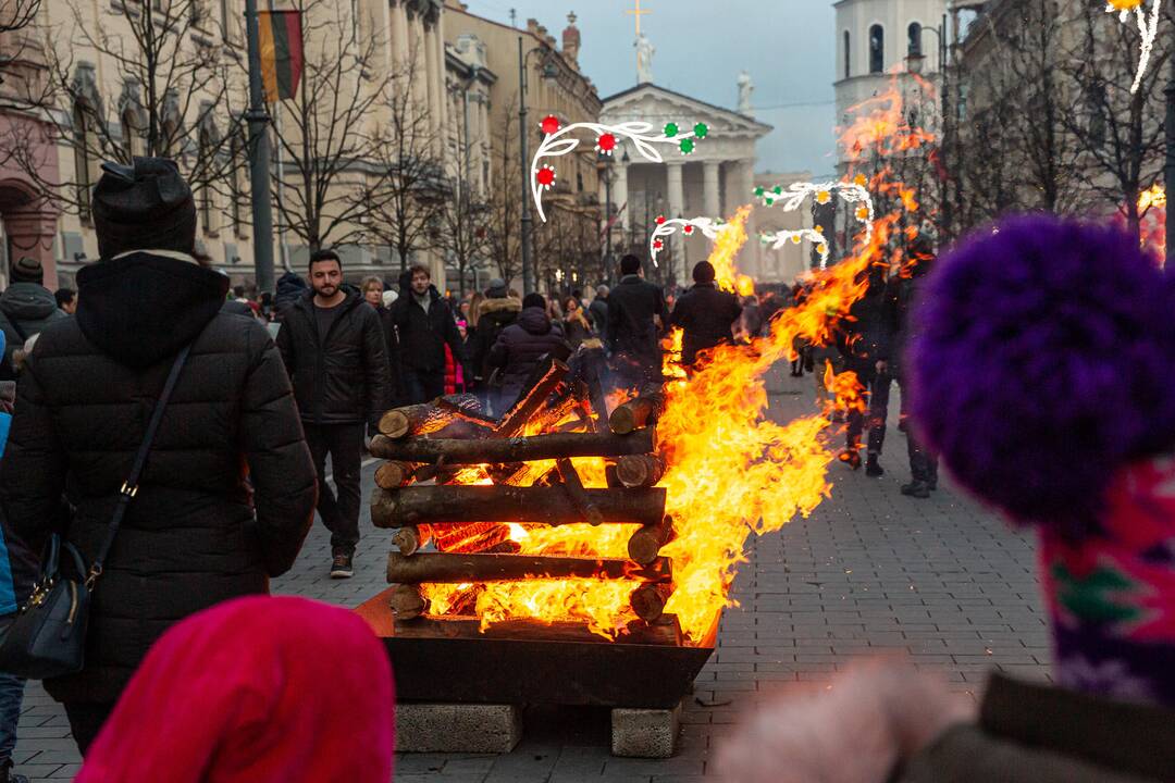 Gedimino prospekte suliepsnojo 30 Laisvės laužų