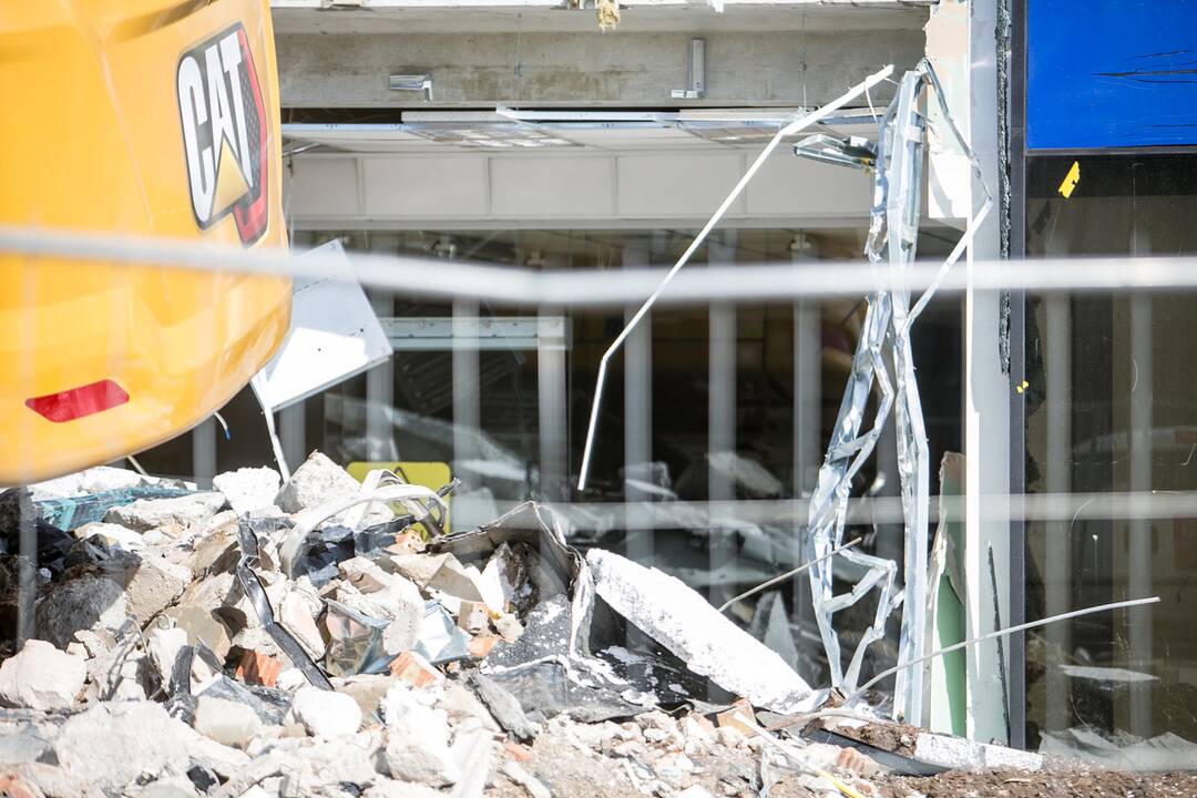 Situacija: griūvant Kalniečių prekybos centro priestatams, kauniečiai skundžiasi, kad yra priversti kvėpuoti dulkėmis.