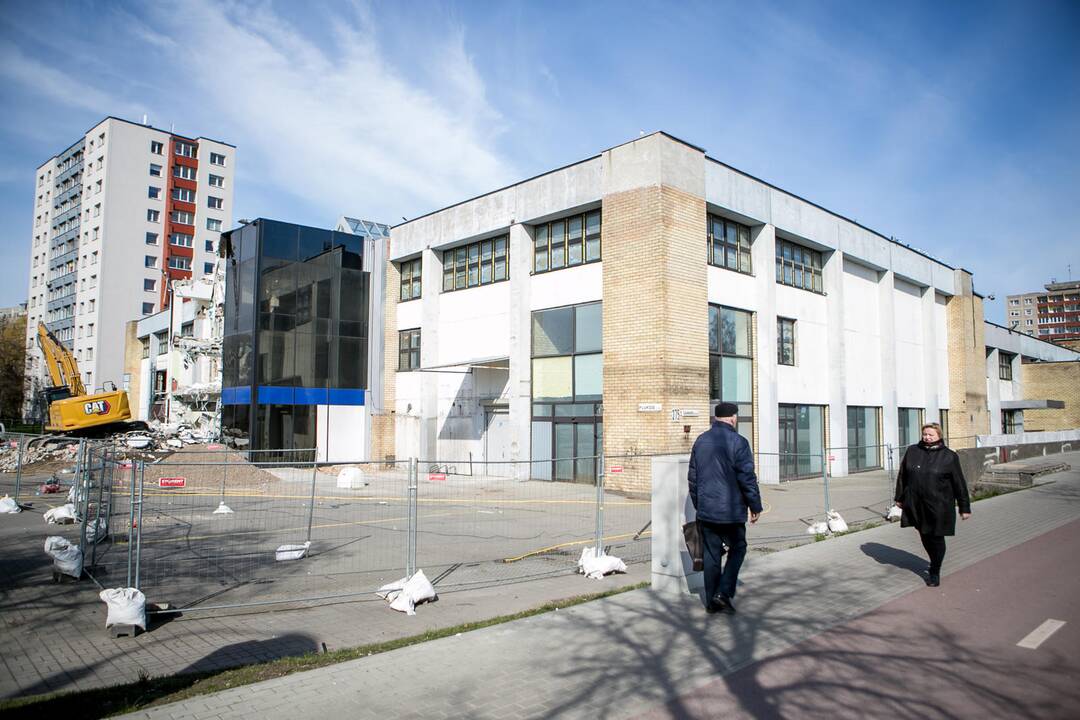Situacija: griūvant Kalniečių prekybos centro priestatams, kauniečiai skundžiasi, kad yra priversti kvėpuoti dulkėmis.