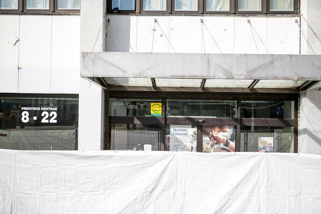Situacija: griūvant Kalniečių prekybos centro priestatams, kauniečiai skundžiasi, kad yra priversti kvėpuoti dulkėmis.