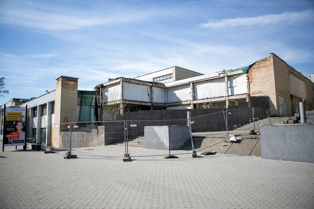 Situacija: griūvant Kalniečių prekybos centro priestatams, kauniečiai skundžiasi, kad yra priversti kvėpuoti dulkėmis.