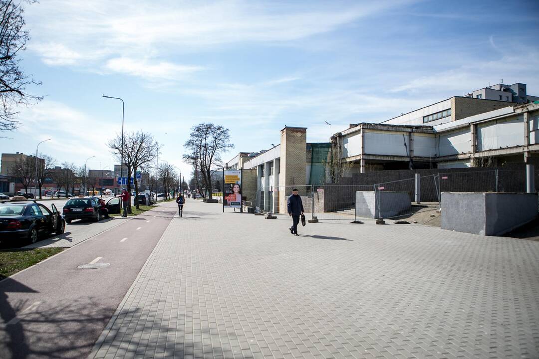 Situacija: griūvant Kalniečių prekybos centro priestatams, kauniečiai skundžiasi, kad yra priversti kvėpuoti dulkėmis.