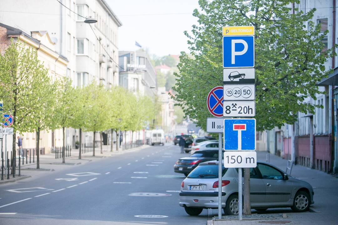 Maironio gatvėje taisoma nekokybiškai paklota grindinio danga