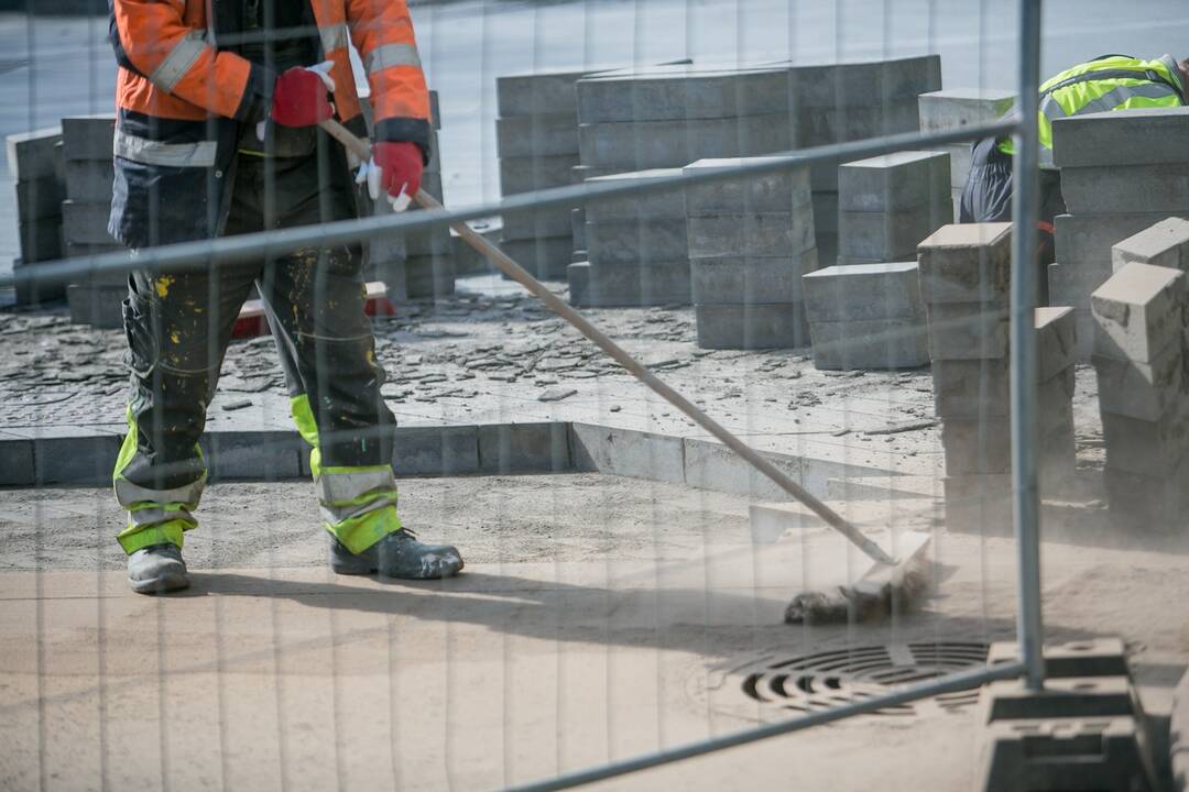 Maironio gatvėje taisoma nekokybiškai paklota grindinio danga