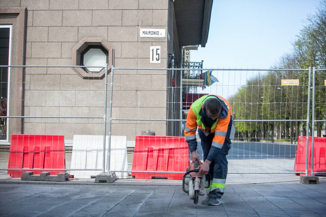 Maironio gatvėje taisoma nekokybiškai paklota grindinio danga