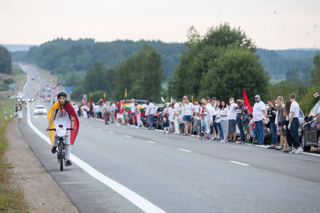 „Laisvės kelio“ dalyviai susikibo rankomis palaikydami Baltarusiją