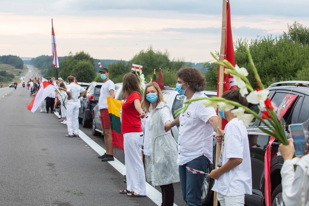 „Laisvės kelio“ dalyviai susikibo rankomis palaikydami Baltarusiją