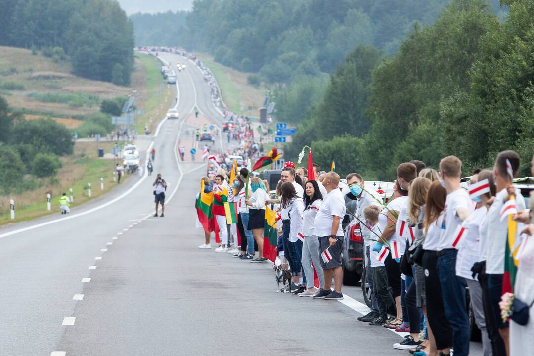 „Laisvės kelio“ dalyviai susikibo rankomis palaikydami Baltarusiją