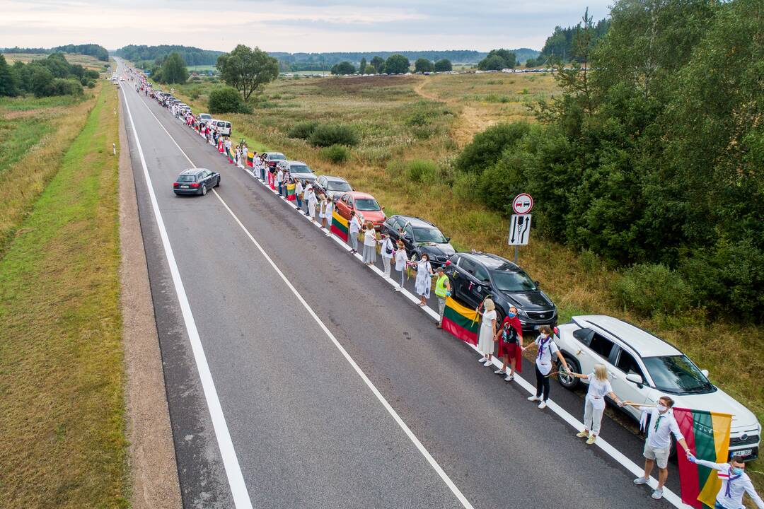 „Laisvės kelio“ dalyviai susikibo rankomis palaikydami Baltarusiją