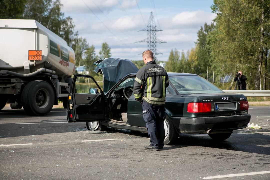 Per didžiulę avariją Ateities plente žuvo žmogus
