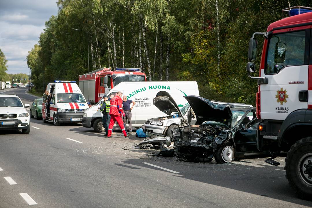 Per didžiulę avariją Ateities plente žuvo žmogus