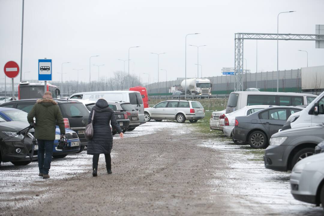 Prieš uždarant – pirkėjų minios Kauno prekybos centruose
