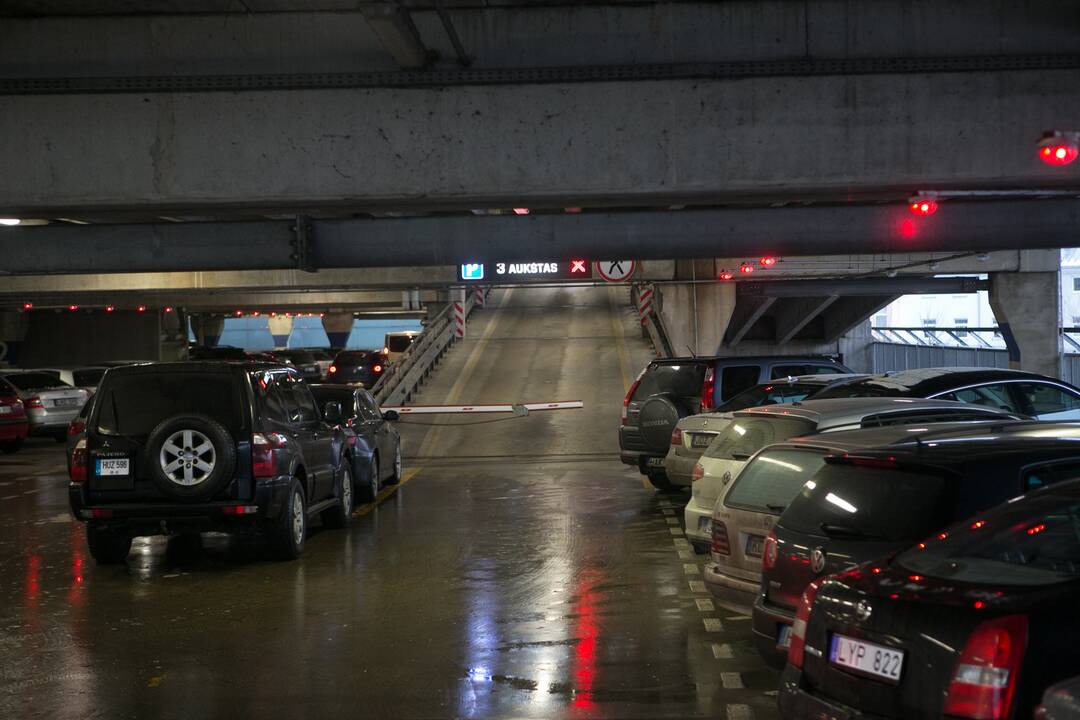 Prieš uždarant – pirkėjų minios Kauno prekybos centruose
