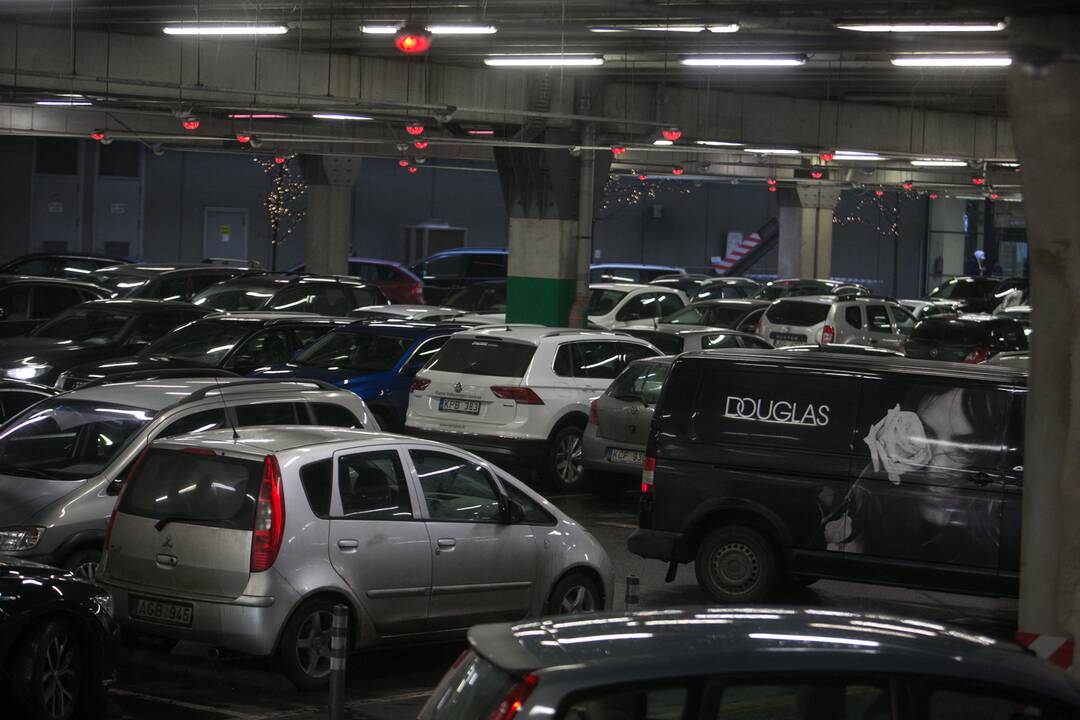 Prieš uždarant – pirkėjų minios Kauno prekybos centruose