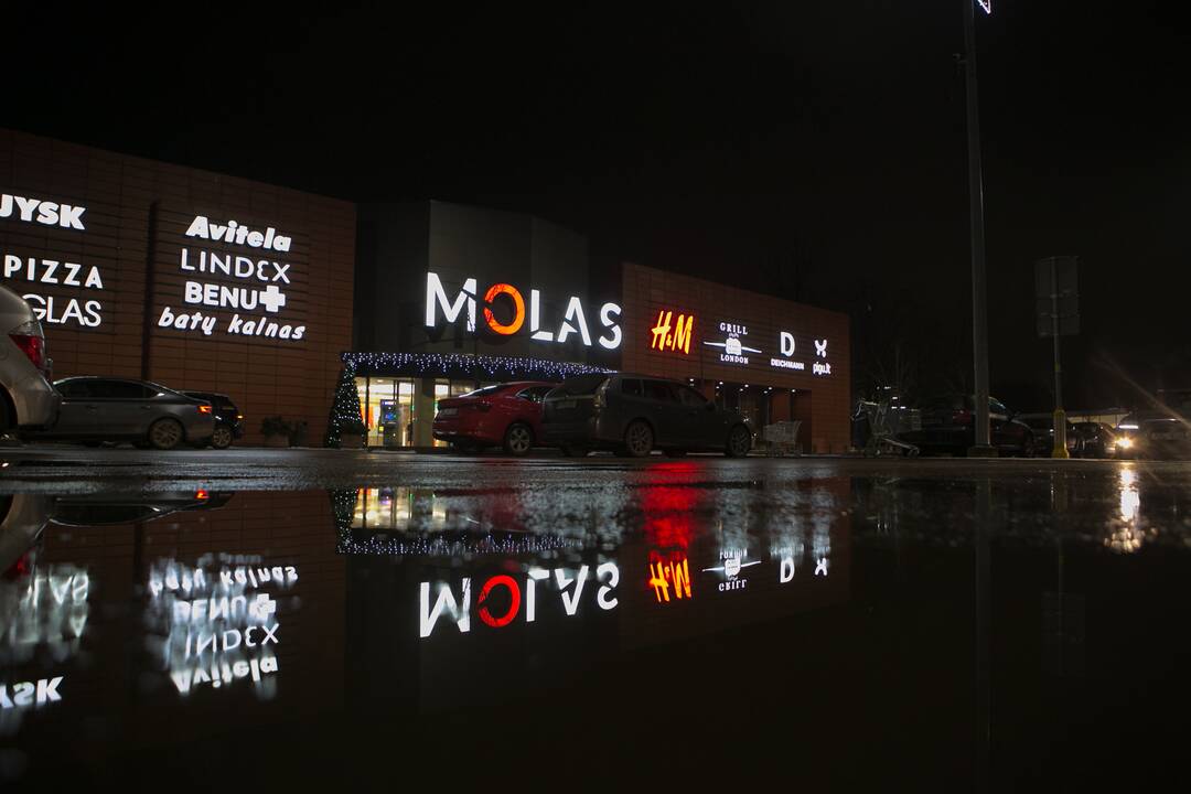 Kauniečiai užgulė prekybos centrus