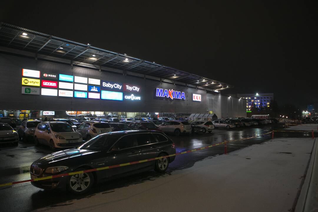 Kauniečiai užgulė prekybos centrus