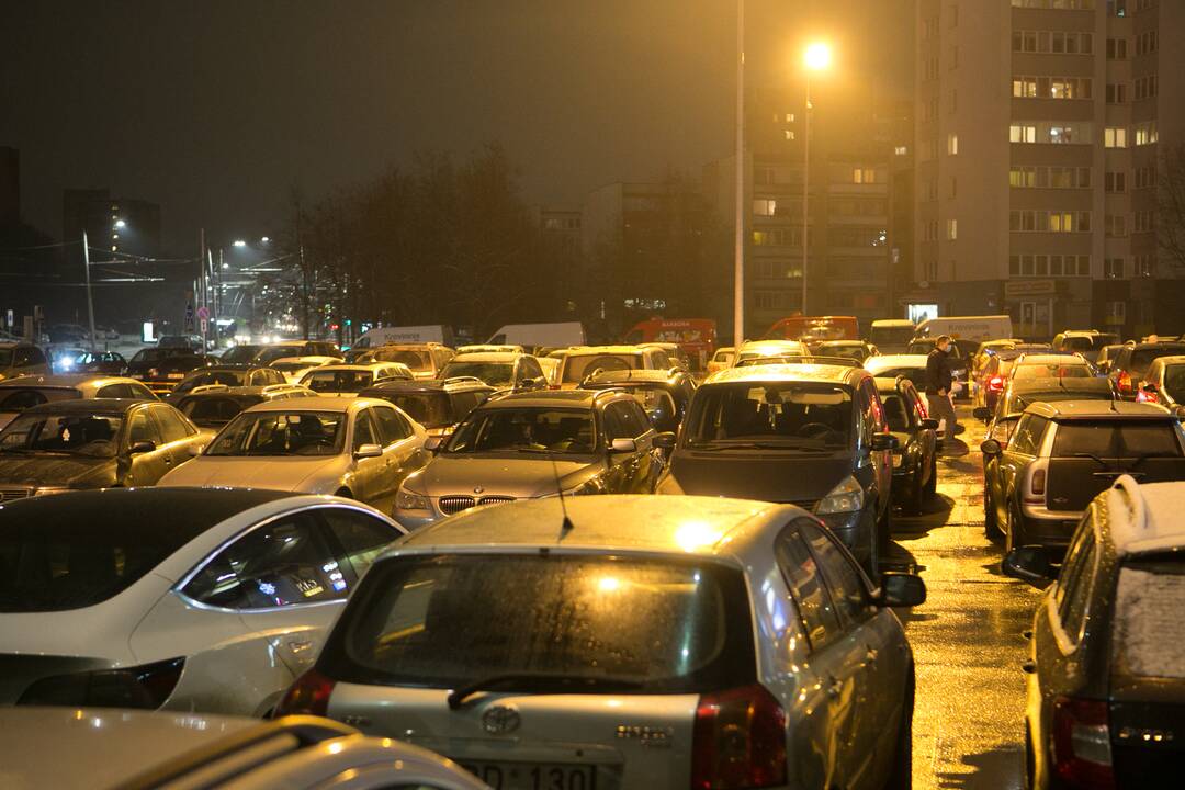 Kauniečiai užgulė prekybos centrus