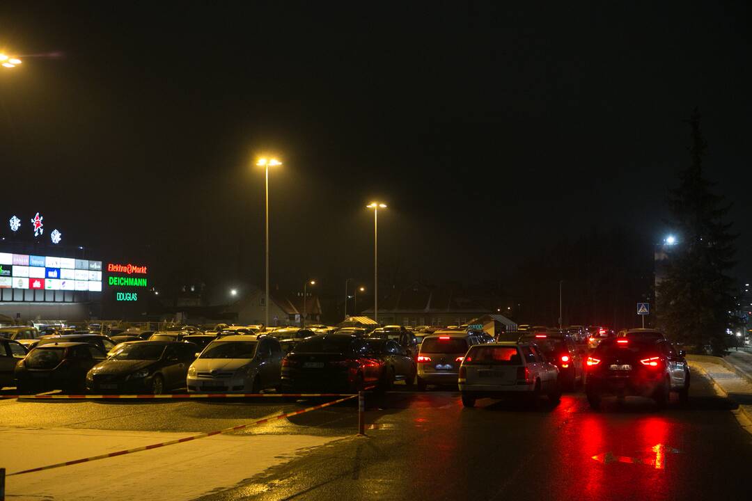 Kauniečiai užgulė prekybos centrus