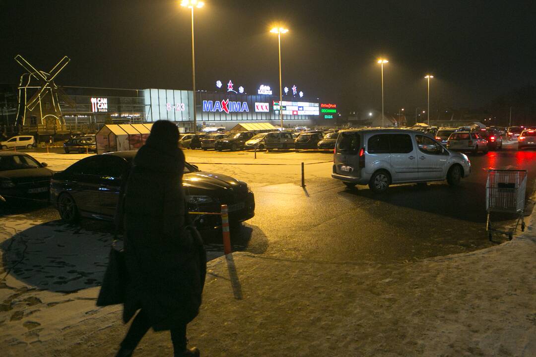Kauniečiai užgulė prekybos centrus
