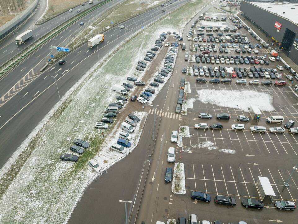 Prieš uždarant – pirkėjų minios Kauno prekybos centruose