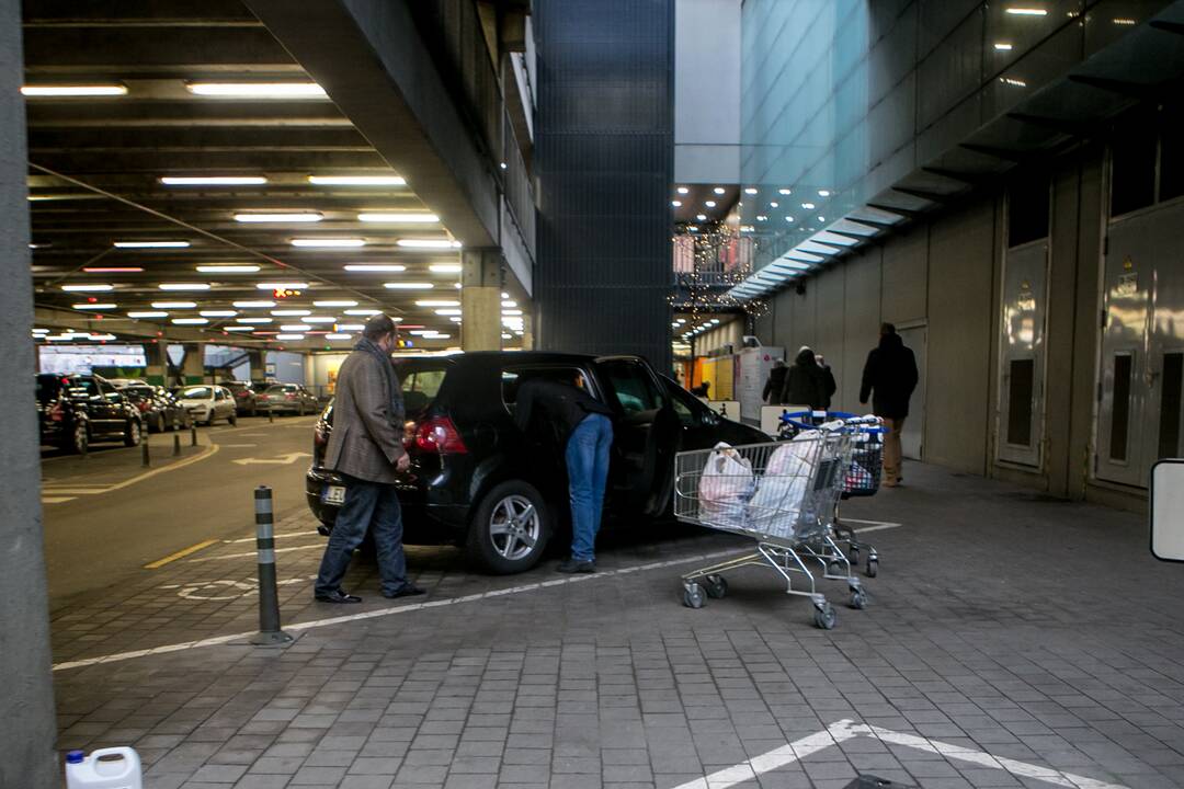 Pirkėjų apgultis Kauno prekybos centruose baigėsi
