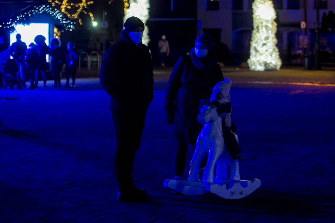 Pagerbiant COVID-19 aukas išjungta Kauno Kalėdų eglė