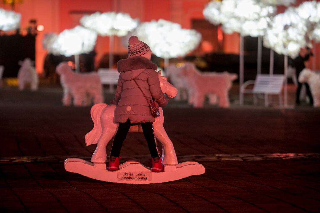 Pagerbiant COVID-19 aukas išjungta Kauno Kalėdų eglė